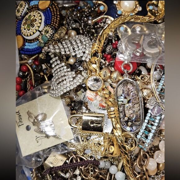 4 LB Jewelry Mystery Box | Gold, Silver, Vintage Costume, Signed & Unsigned Lot - Picture 1 of 7